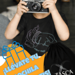 Niño con camiseta negra ZASCA FRITO 100% algodón con diseño original y mochila ZASCA de regalo