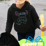 Niña con sudadera negra infantil ZASCA ZASCASTEIN con diseño original y promoción mochila ZASCA gratis