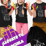 Niños con camiseta negra infantil CLAVAO con manos pintadas de colores y mochila Zasca de regalo
