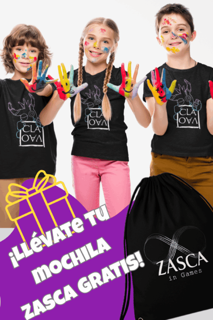 Niños con camiseta negra infantil CLAVAO con manos pintadas de colores y mochila Zasca de regalo