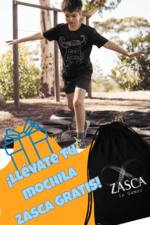 Niño con camiseta negra infantil ZASCASTEIN de Zasca in Games jugando al aire libre con promoción mochila gratis