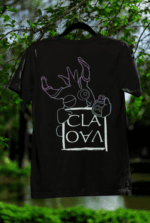 Camiseta negra CLAVAO colgada con diseño delantero completo del personaje del juego de mesa Zasca in Games