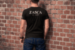 Parte trasera de camiseta negra CLAVAO para hombre de Zasca in Games con logotipo ZASCA in Games en la espalda