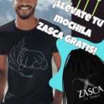 Hombre con camiseta negra ZASCA FRITO 100% algodón con diseño original y mochila ZASCA de regalo