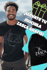 Hombre con camiseta negra ZASCA FRITO 100% algodón con diseño original y mochila ZASCA de regalo
