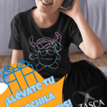Niño con camiseta negra ZASCA MOLÓN 100% algodón con diseño original y mochila ZASCA de regalo