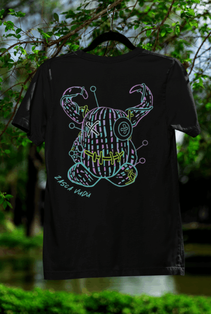 Camiseta negra infantil ZASCA VUDÚ colgada con diseño original de Zasca in Games