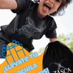 Niño con camiseta negra ZASCA VUDÚ infantil y mochila Zasca de regalo