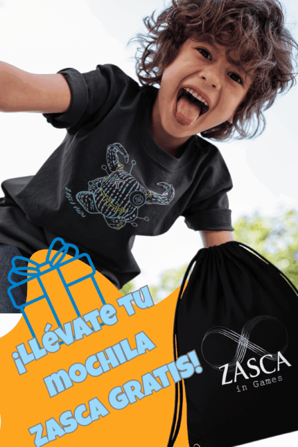 Niño con camiseta negra ZASCA VUDÚ infantil y mochila Zasca de regalo