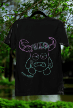 Camiseta negra de hombre ZASCASTEIN con diseño original en el frontal sobre fondo natural