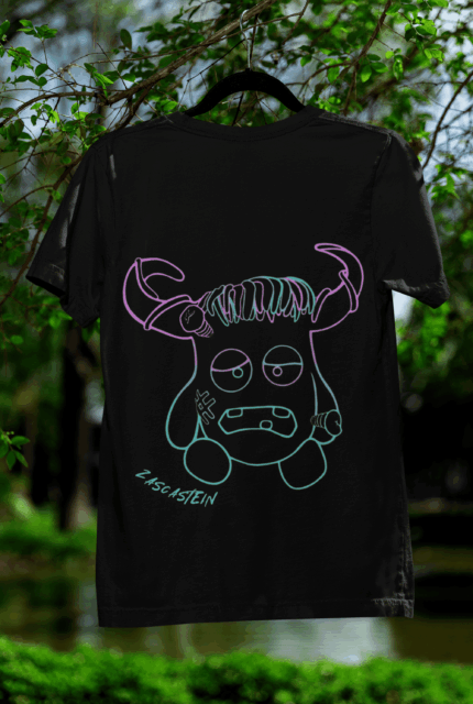 Camiseta negra de mujer ZASCASTEIN con diseño original en el frontal sobre fondo natural