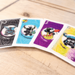 Cartas especiales del juego CLAVAO con personajes zasquitas y diferentes colores de cartas