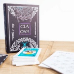 Componentes del juego de mesa CLAVAO con cartas, mazo y contenido completo de Zasca in Games