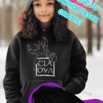 Niña con sudadera negra infantil CLAVAO de Zasca in Games con promoción mochila gratis