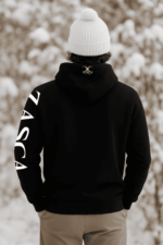 Hombre de espaldas con sudadera negra unisex CLAVAO de Zasca in Games mostrando logo trasero