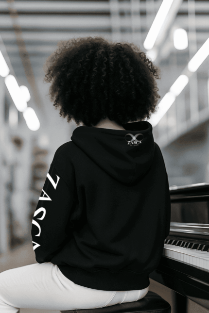 Mujer de espaldas con sudadera negra unisex CLAVAO de Zasca in Games mostrando logo trasero