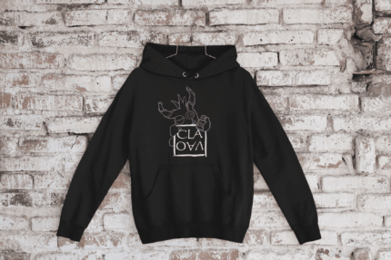 Niña con sudadera negra infantil CLAVAO de Zasca in Games con promoción mochila gratis