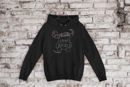 Sudadera negra infantil-juvenil con capucha ZASCA ZASCASTEIN con diseño original sobre fondo de pared