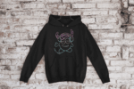 Sudadera negra unisex ZASCA MOLÓN con capucha y diseño original frontal sobre fondo de ladrillo