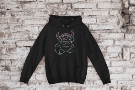 Sudadera negra unisex ZASCA MOLÓN con capucha y diseño original frontal sobre fondo de ladrillo