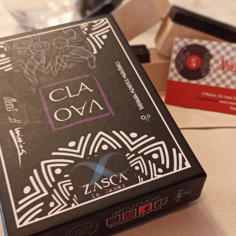 Juego de mesa CLAVAO sobre una mesa de restaurante como plan para sobremesa en Dos Vueltas al Plato