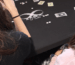 familia jugando a juegos de mesa familiares en casa